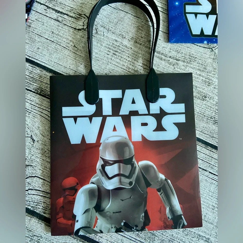 NEW. $3.00 each! Bundle of 4 Star Wars plastic gift/favor bags with handles